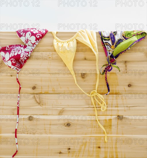 Bikinis drying on fence. Photographe : Jamie Grill