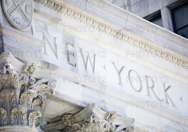 Architectural detail on urban building. Photographe : Jamie Grill