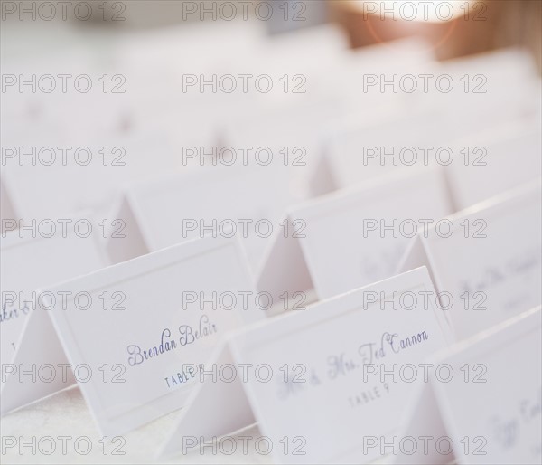 Wedding table place cards. Photographe : Jamie Grill