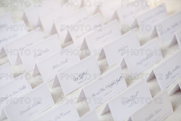 Wedding table place cards. Photographe : Jamie Grill