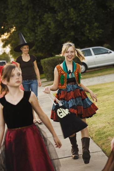 Fillettes faisant du porte-à-porte à Halloween