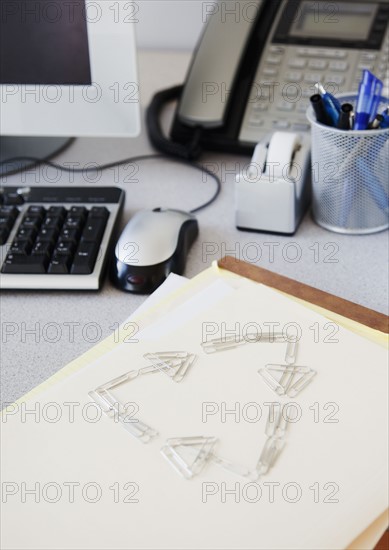 Recycling symbol made of paper clips. Photographe : Jamie Grill