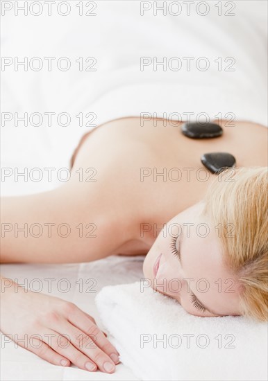 Young woman having lastone therapy. Photographe : Jamie Grill