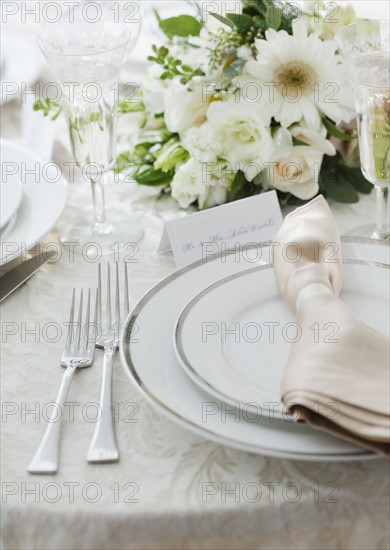 Wedding table setting, studio shot. Photographe : Jamie Grill