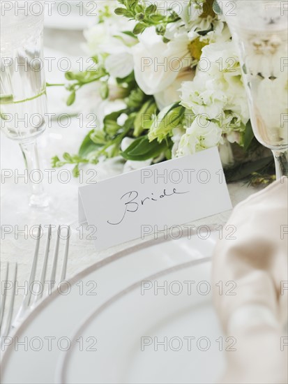 Brides wedding table setting, studio shot. Photographe : Jamie Grill