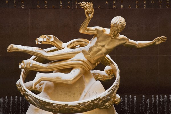 Rockefeller Center Statue, New York City, New York, USA. Photographe : Daniel Grill