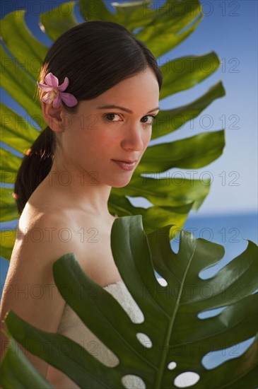 Portrait of woman among tropical plants. Photographe : Daniel Grill