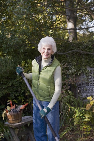 Portrait of senior woman gardening. Photographe : mark edward atkinson