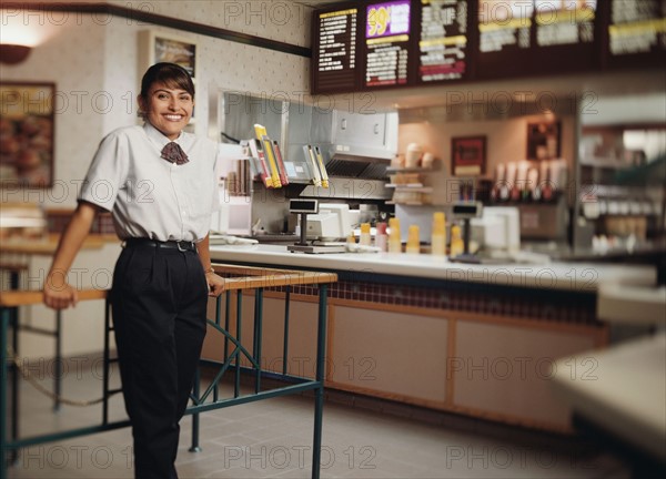 Young woman in restaurant, portrait. Photographe : Stewart Cohen