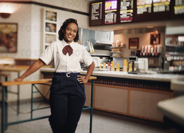 Young woman in restaurant, portrait. Photographe : Stewart Cohen