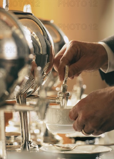 Man pouring tea from samovar. Photographe : Stewart Cohen