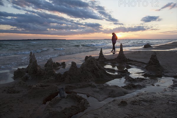 Beaver Island, Lonely person walking on beach during sunset, Beaver Island, Michigan, USA. Photographe : Shawn O'Connor