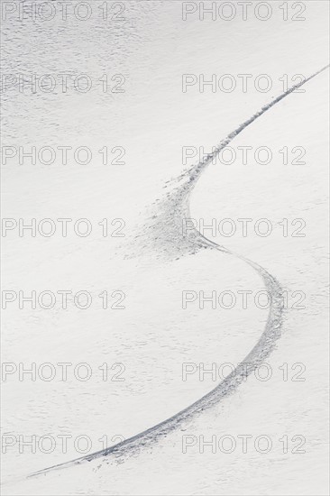 Ski tail in snow Aspen Snowmass, Aspen, Colorado, USA . Photographe : Shawn O'Connor