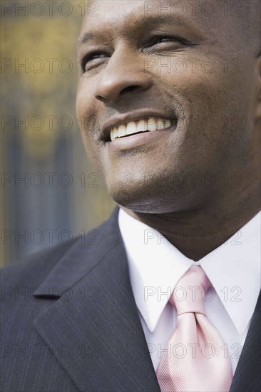 Businessman smiling, outdoors, San Francisco, California, USA. Photographe : PT Images