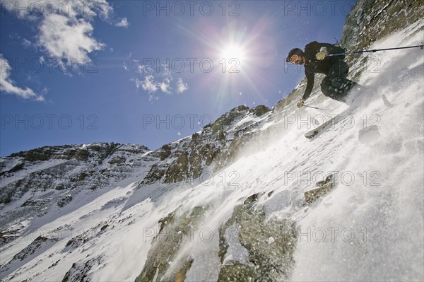 Skier skiing on snow, Aspen, Colorado, USA . Photographe : Shawn O'Connor