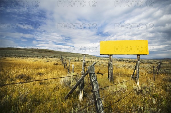 Field and fence, Steamboat Springs, Colorado, USA. Photographe : Shawn O'Connor