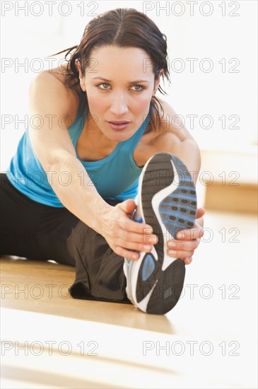 Woman performing stretching exercises. Photographe : Daniel Grill