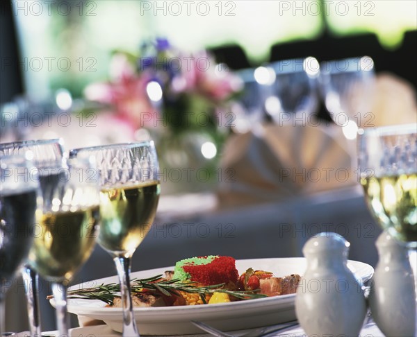 Wine and plate with food on table in restaurant. Photographe : Stewart Cohen