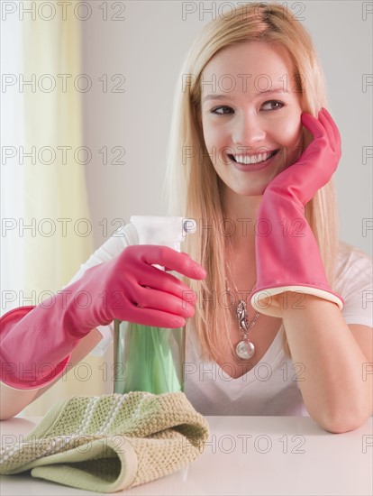 Young woman preparing to clean house. Photographe : Jamie Grill