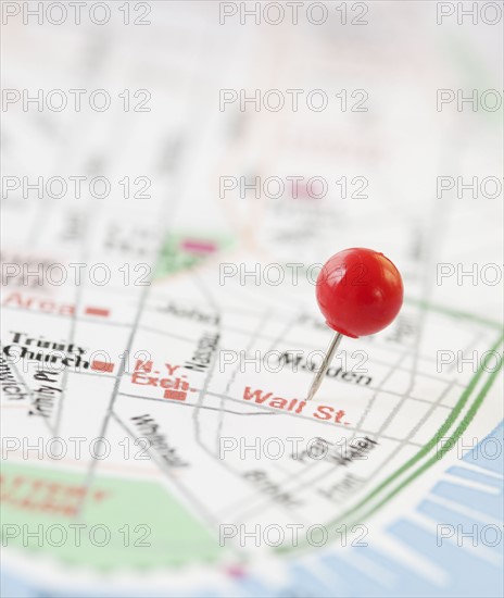 Close-up of pin on wall street map. Photographe : Jamie Grill