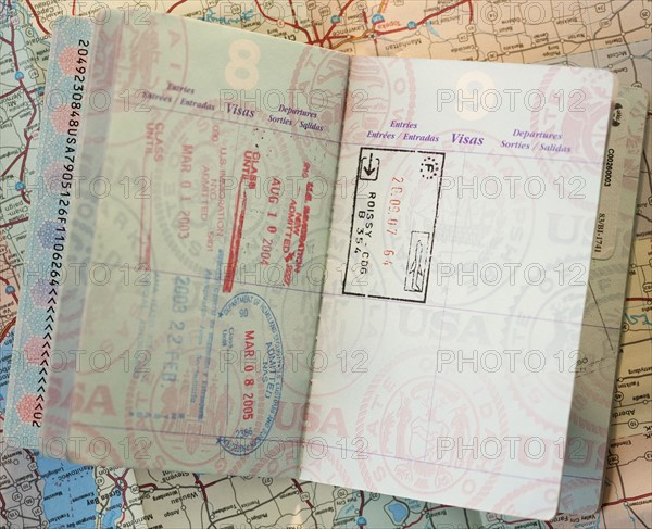 Close-up of passport on map. Photographe : Jamie Grill