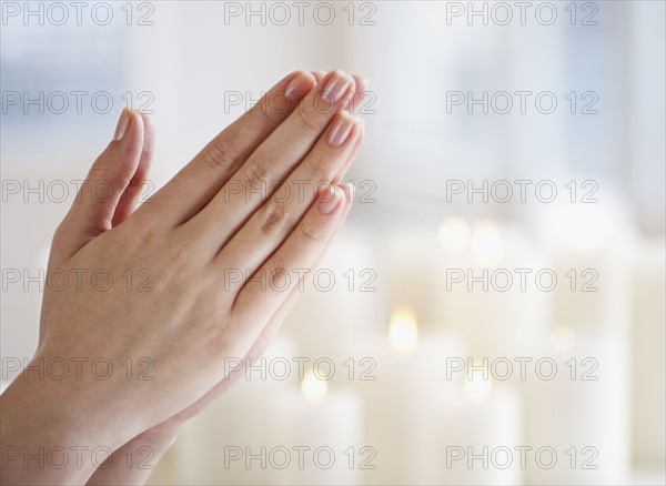 Woman praying, close-up of hands. Photographe : Daniel Grill