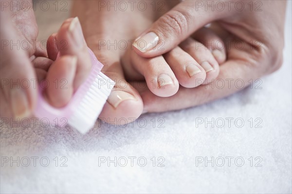 Woman caring for her toenails. Photographe : Daniel Grill