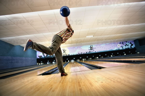 Man bowling, rear view. Photographe : Stewart Cohen
