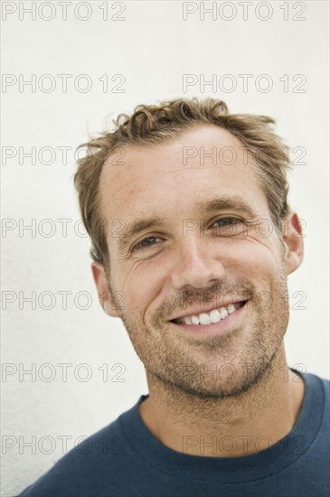 Mid adult man smiling, portrait. Photographe : Sarah M. Golonka