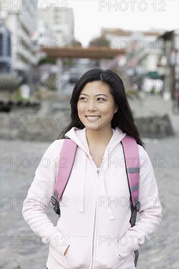 Young woman walking in street. Photographe : PT Images