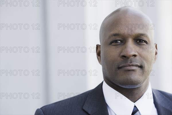 Portrait of businessman outdoors, San Francisco, California, USA. Photographe : PT Images