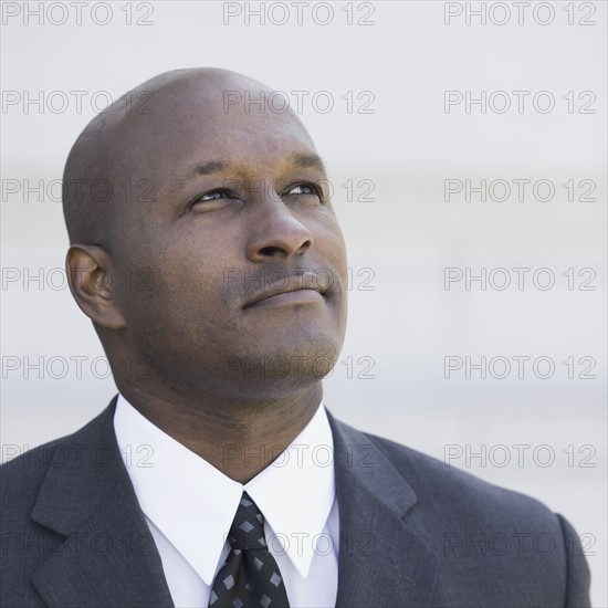 Pensive businessman, outdoors, San Francisco, California, USA. Photographe : PT Images