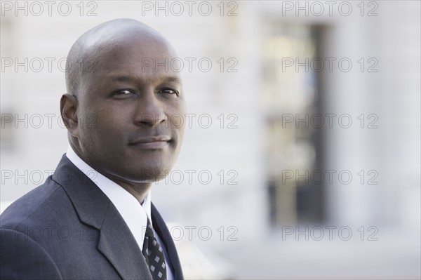 Portrait of businessman outdoors, San Francisco, California, USA. Photographe : PT Images