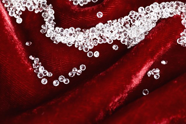 Diamonds on red velvet. Photographe : Joe Clark