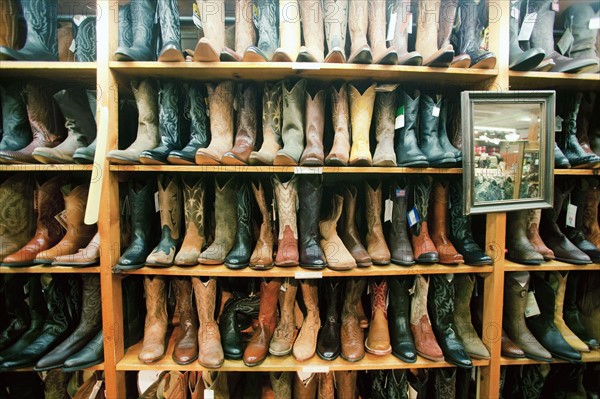 Boot in row on shelves in shop, Aspen, Colorado, USA . Photographe : Shawn O'Connor