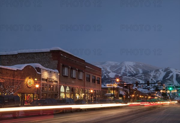 Steamboat Springs, Town at night with mountains in background, Steamboat Springs, Colorado, Use. Photographe : Shawn O'Connor