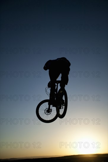 Fruita, Person performing stunt on bicycle, Fruita, Colorado, USA. Photographe : Shawn O'Connor