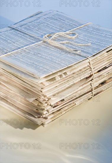 Pile of newspapers for recycling, studio shot. Photographe : Daniel Grill