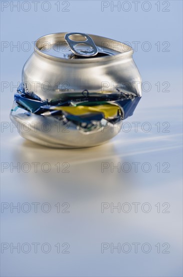 Crushed can for recycling, studio shot. Photographe : Daniel Grill