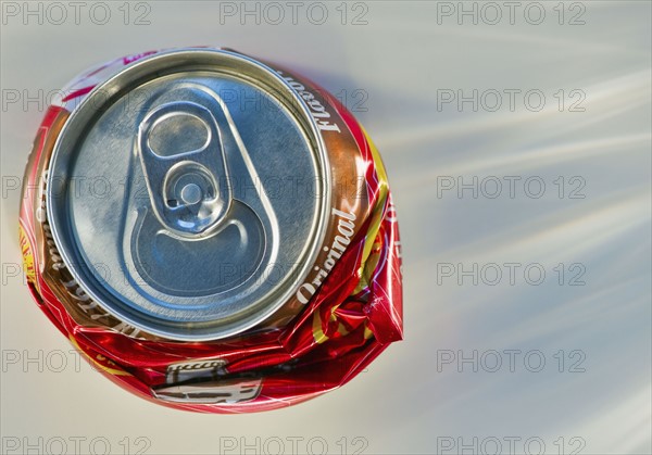 Crushed can for recycling, studio shot. Photographe : Daniel Grill