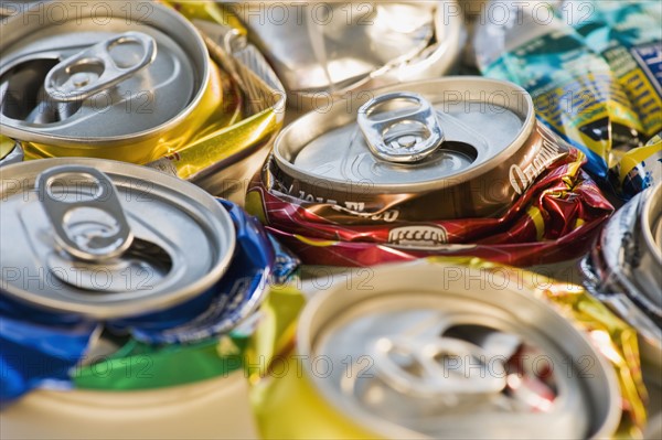 Crushed cans for recycling, studio shot. Photographe : Daniel Grill