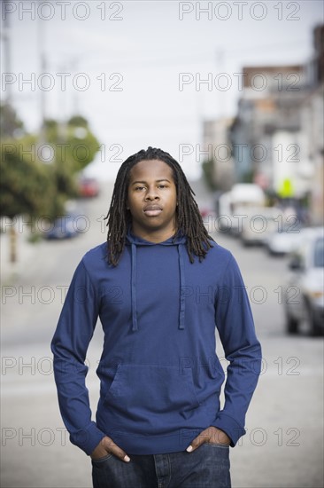 Portrait of teenage boy (16-17) walking in street, San Francisco, California, USA. Photographe : PT Images