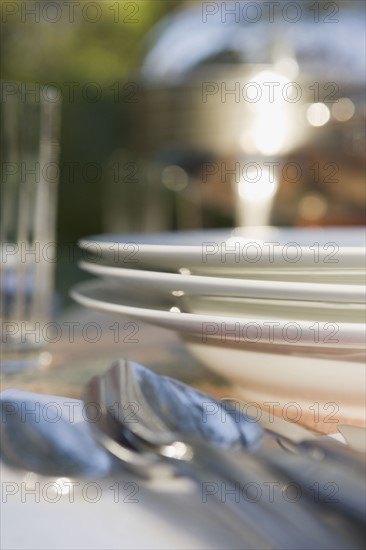 Close-up of cutlery and plates on dinner table. Photographe : mark edward atkinson