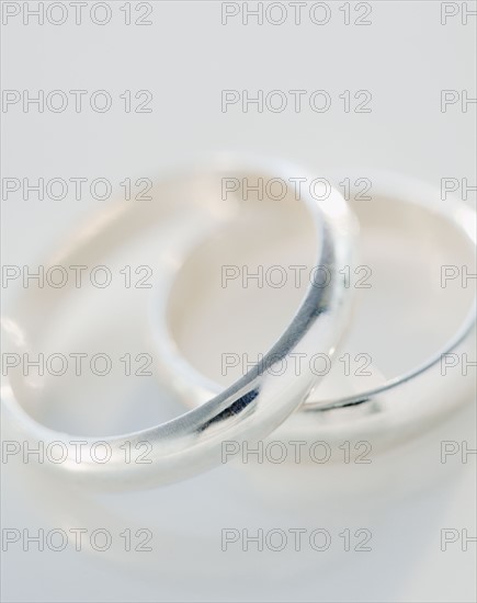Two wedding rings, studio shot. Photographe : Jamie Grill