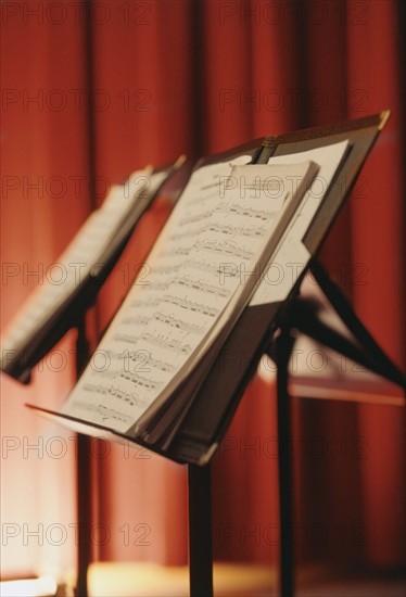 Sheet music on stand. Photographe : Stewart Cohen