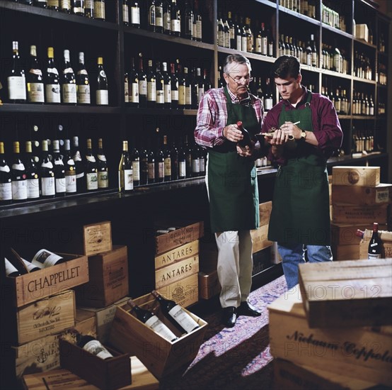 Father and son in liquor store. Photographe : Stewart Cohen