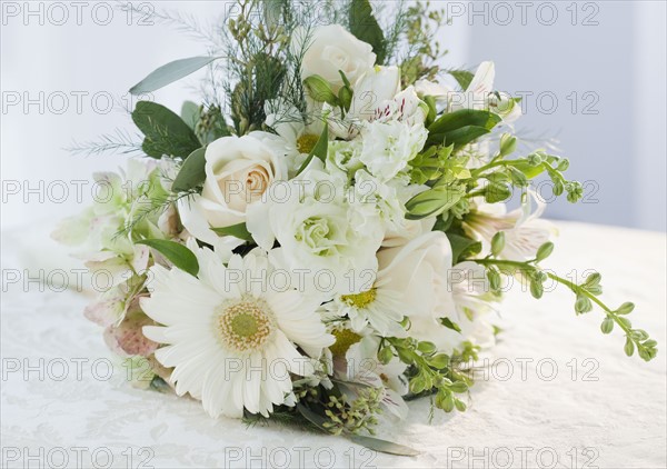 Bouquet of flowers, studio shot. Photographe : Jamie Grill