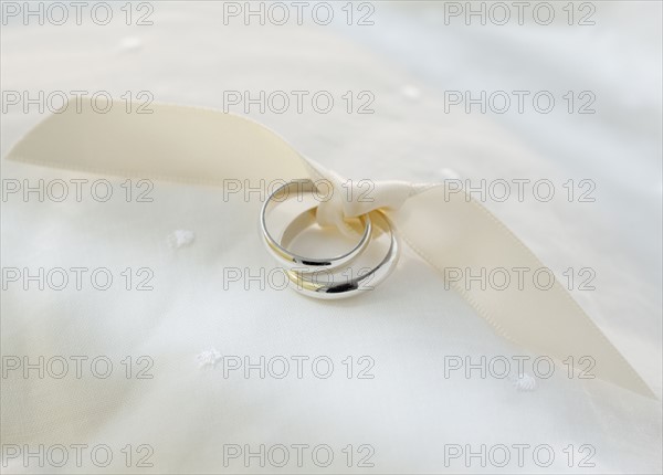 Two wedding rings tied with ribbon. Photographe : Jamie Grill