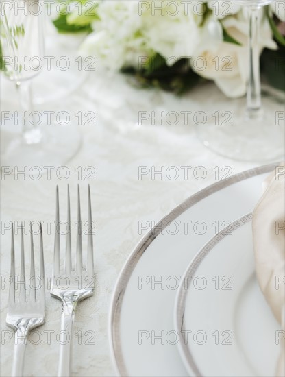 Wedding table setting, studio shot. Photographe : Jamie Grill