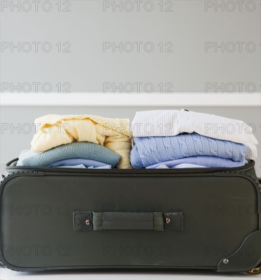Close-up of packed suitcase. Photographe : Jamie Grill